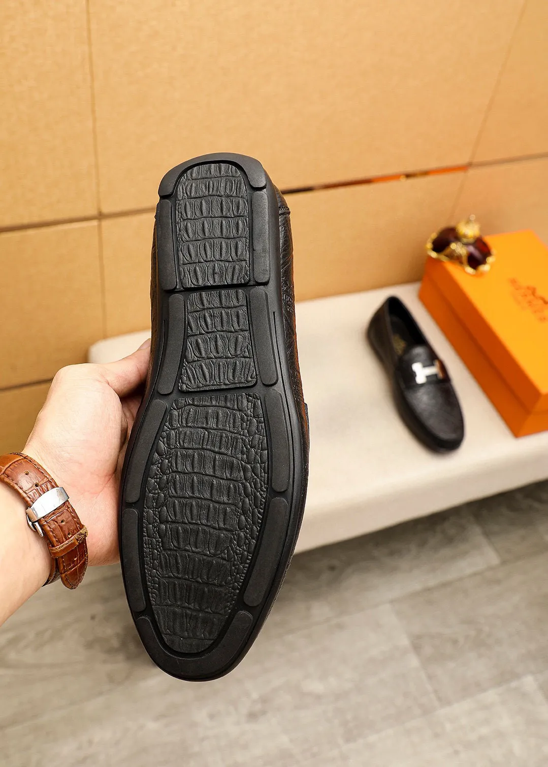 Men's shoes 💰380 💐 Product trademark: HERMES "Hermès" shoes. Regular size: 38-44 (45🉑️customized) Product materials: Selected imported first-layer cowhide embossed upper + classic hardware buckle, imported pig leather lining. Strong three-dimensional visual effect, rubber outsole Color: 1⃣️color optional